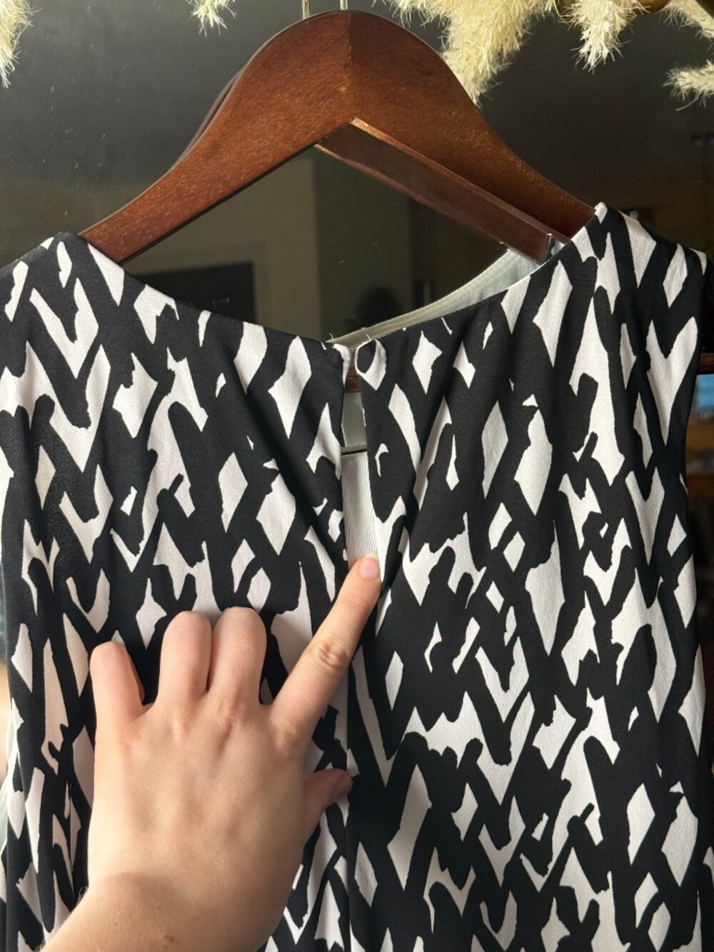 Black & White Abstract Print Sleeveless Asymmetrical Hem Modern Chic Midi Dress - Picture 8 of 9